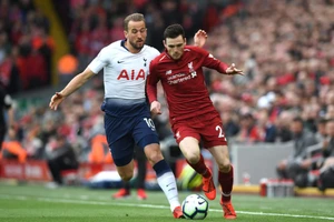 Andy Robertson (phải, Liverpool) tranh bóng với Harry Kane (Tottenham)