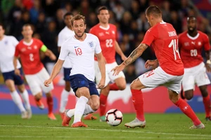 Harry Kane trong vòng vây hậu vệ Thụy Sĩ. 