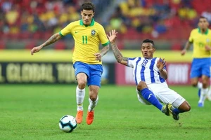 Coutinho đi bóng trước hàng thủ Honduras.