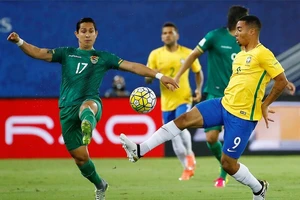 Gabriel Jesus uy hiếp khung thành Bolivia.