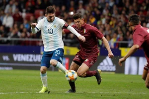 Leo Messi đi bóng qua hậu vệ Venezuela.