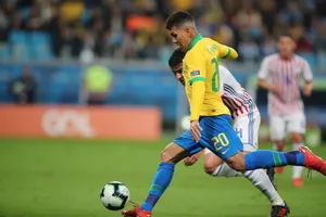 Roberto Firmino sút bóng trước khung thành Paraguay