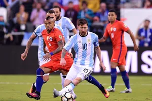 Arturo Vidan (CHilê) và Lionel Messi (Argentina ở chung kết Copa 2016