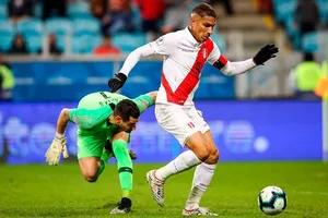 Paolo Guerrero rê bóng qua thủ thành Arias 