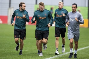 De Ligt (thứ 2 từ trái vào) ra sân tập với Ajax.