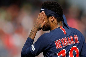 PSG tự biết Neymar bận việc?