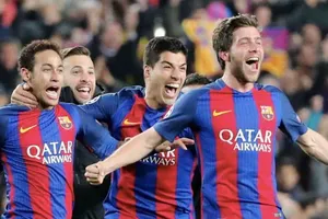 Neymar (trái) mừng bàn thắng của Sergiuo Roberto (phải)