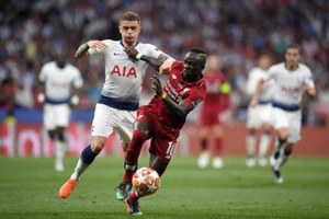 Kieran Trippier (trái, Tottenham) tranh bóng với Sadio Mane (Liverpool)