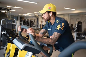 Mặt đối mặt Neymar, Giám đốc PSG buông lời đe dọa 