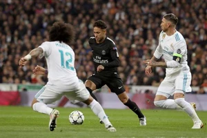 Neymar (giữa) đi bóng qua Sergio Ramos và Marcelo (Real Madrid)