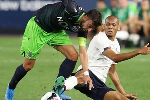 Fabiano (phải, Liverpool) vất vả cản phá Bruno Fernandez.