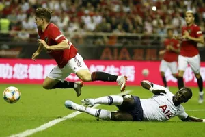 Daniel James nếm trải cú tắc của Sissoko (Tottenham)