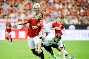 Anthony Martial vượt qua hậu vệ Tottenham