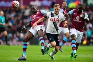 Harry Kane vượt qua cả hàng thủ Aston Villa để ghi bàn 