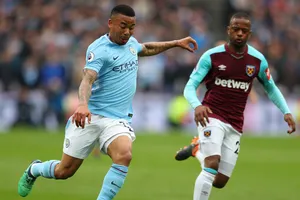 Gabriel Jesus sút bóng trước Patrice Evra (West Ham)