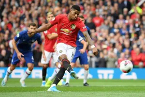 Marcus Rashford sút 11m