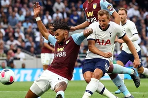 Harry Kane ghi bàn vào lưới Aston Villa.