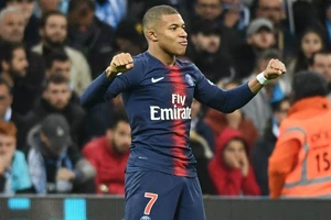 Kylian Mbappe đã bắt kịp Lionel Messi