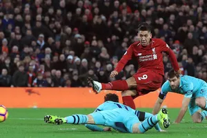 Roberto Firmino ghi hattrick vào lưới Arsenal mùa trước