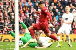 Roberto Firmino xuyên phá phòng tuyến Burnley