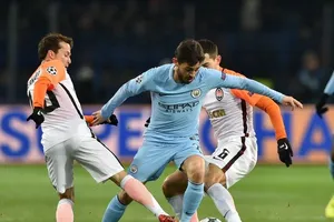 Bernardo Silva đi bóng qua hàng thủ Shakhtar Donetsk