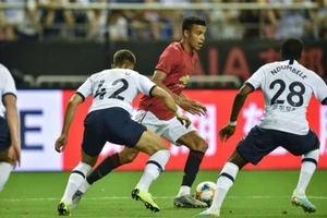 Mason Greenwood đi bóng trước hàng thủ đối phương