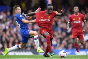 Cesar Azpilicuet kéo ngã Sadio Mane
