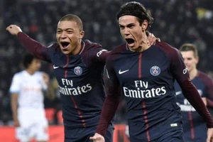 Kylian Mbappe và Edinson Cavani 