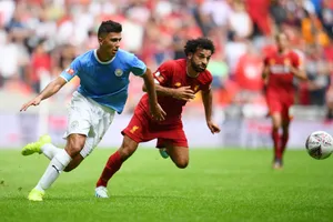 Rodri tranh bóng với Salah 