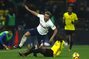 Harry Kane đi bóng qua hậu vệ Watford.