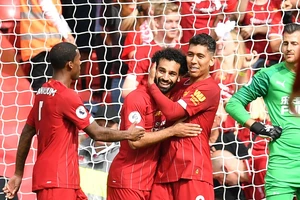 Firmino mừng bàn thắng của Salah.