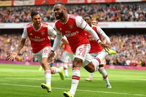 Ceballos mừng bàn thắng cùng Alexandre Lacazette .