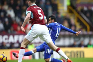 Pedro (Chelsea) sút bóng trước Burnley