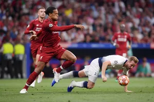 Van Dijk (Liverpool) và Harry Kane (Tottenham)