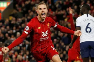 Thắng Tottenham, Liverpool vươn đến đỉnh cao phong độ.