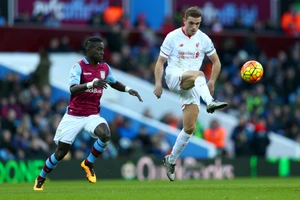 Jordan Henderson sút bóing trước khung thành Aston Villa