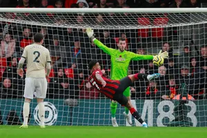 Joshua King ghi bàn thắng đẹp trước De Gea