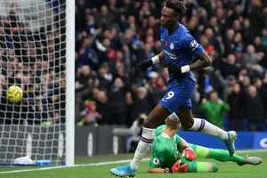 Thắng dễ Crystal Palace 2-0, Chelsea vươn lên nhì bảng