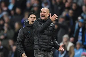 Pep Guardiola lồng lộn trên đường pitch