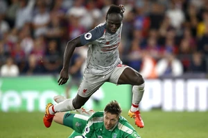 Sadio Mane ghi bàn vào lưới Crystal palace.