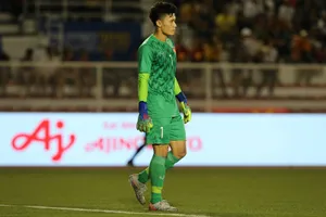 Thủ môn Bùi Tiến Dũng mắc sai lầm ở bàn thua đầu tiên. Ảnh: Dũng Phương