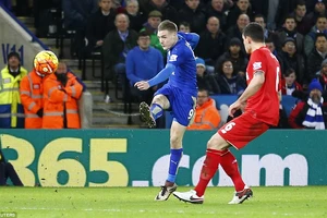 Lamie Vardy ghi bàn vào lưới Liverpool.