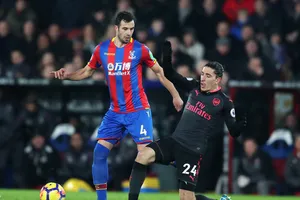 Hector Bellerin (phải, Arsenal) tranh bóng với Luka Milivojevic (Palace)