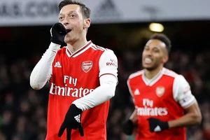 Mesut Oezil vừa mới ghi bàn trở lại sau gần 1 năm.