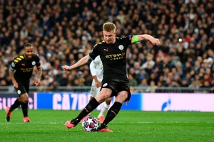 Kevin De Bruyne sút thắng quả phạt đền