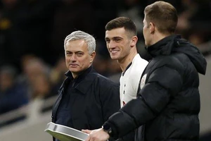 Jose Mourinho và Troy Parrott