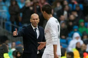 Muốn giữ Mbappe, PSG sẽ phải tuyển mộ… Zidane