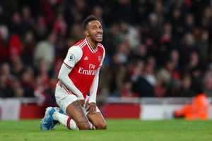 Vì sao Aubameyang nên ở lại Arsenal hơn là sang Man United