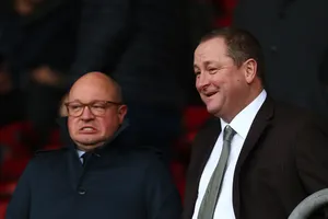 Mike Ashley (phải) vội bán Newcastle với giá 350 triệu euro