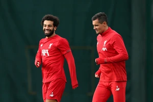 Salah vả Lovren luôn gắn bó trên sân tập